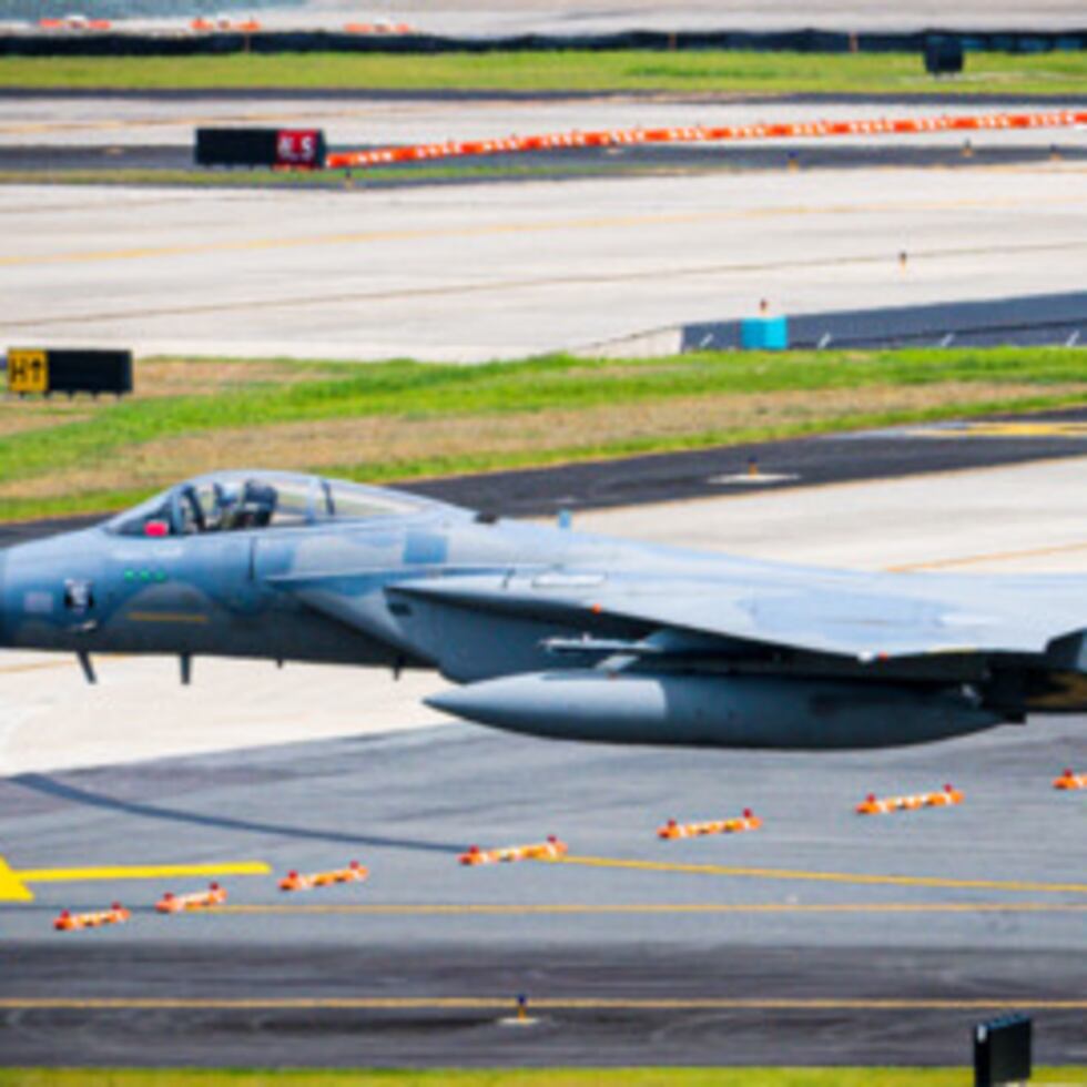 Una flotilla de la Guardia Nacional Aérea de Luisiana llegó hasta el Aeropuerto Luis Muñoz Marín para participar de una serie de entrenamientos y prácticas militares en el país. La flotilla consta de aviones F-15.