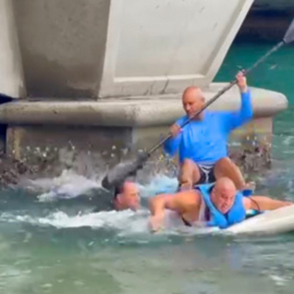 Turista es rescatado por un policía luego que fuera arrastrado por una corriente cerca del puente Dos Hermanos