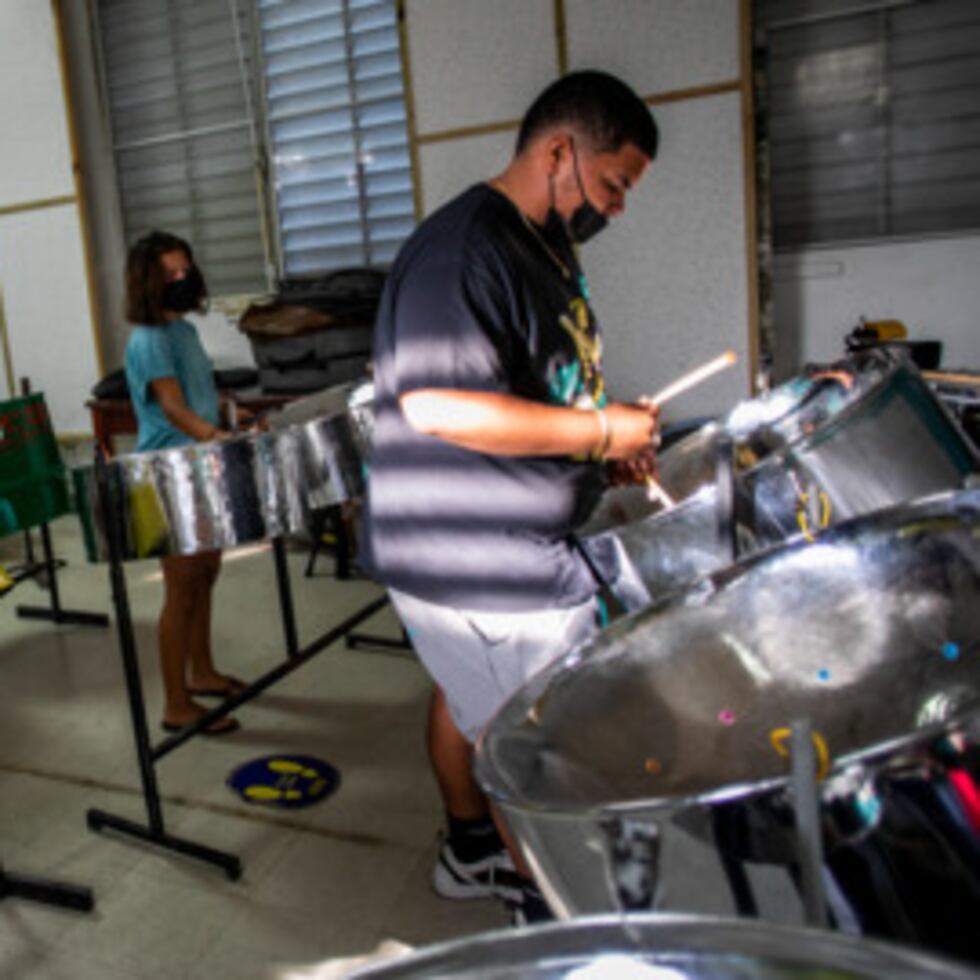 Grupo de jóvenes que componen la banda de "steel drums' de Música pa' Culebra.