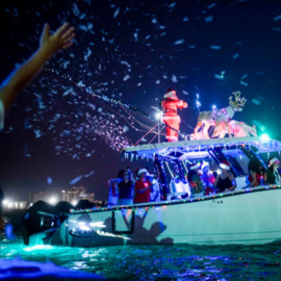 Luces, música y diversión: botes ofrecen un colorido espectáculo en su desfile navideño por la bahía de San Juan