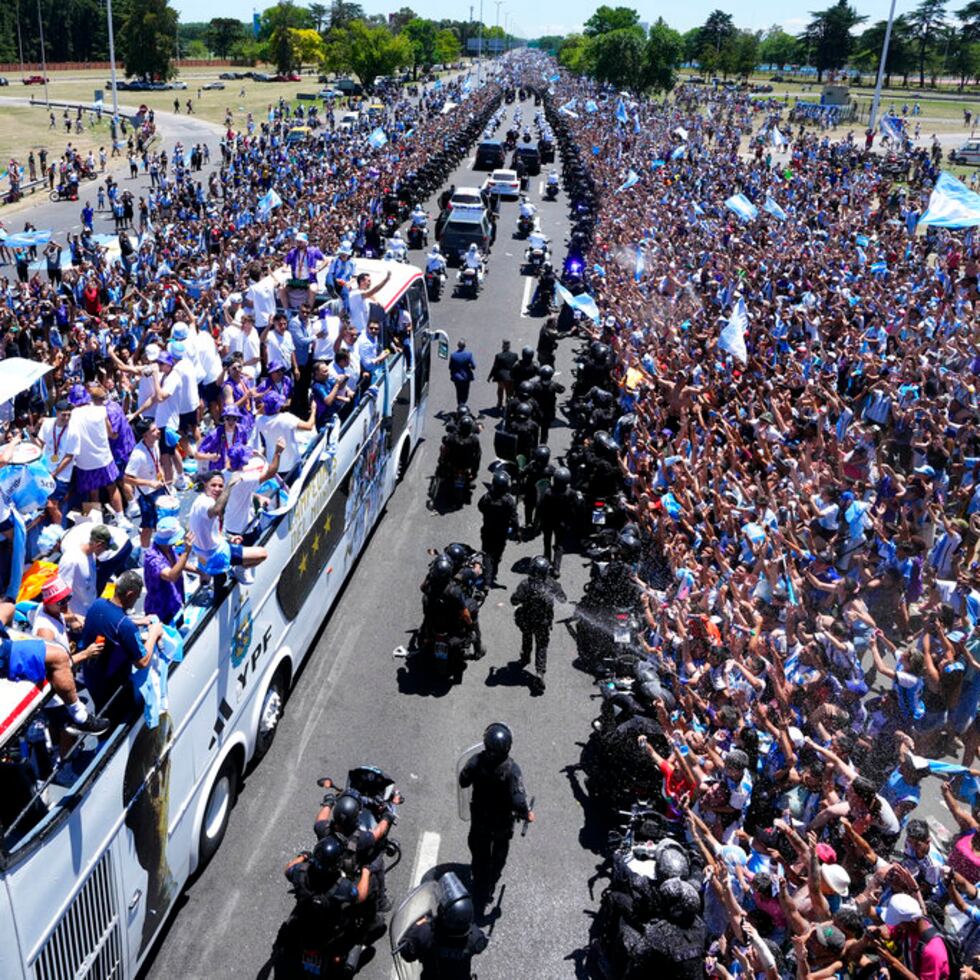 El capitán de la selección argentina Lionel Messi mira arriba durante la caravana de recibimiento del equipo que ganó la Copa Mundial. (AP Photo/Natacha Pisarenko)