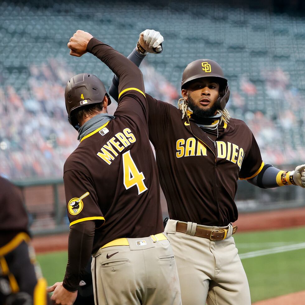 El jugador de los San Diego Padres Fernando Tatis Jr. (d) durante un partido. EFE/EPA/JOHN G. MABANGLO
