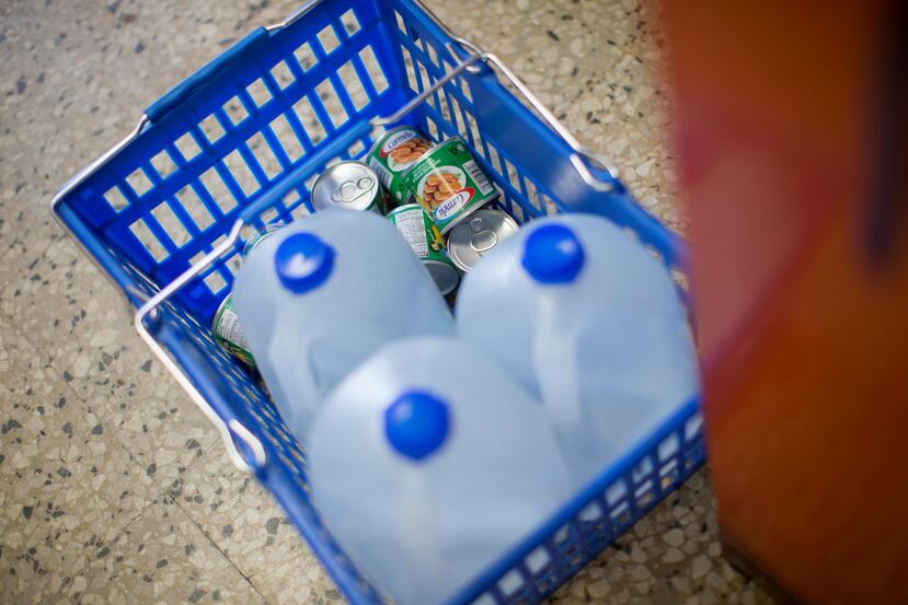 Consumidores hacen largas filas en los supermercados para encontrarse con que no hay galones ni botellas de agua. (Archivo / GFR Media)