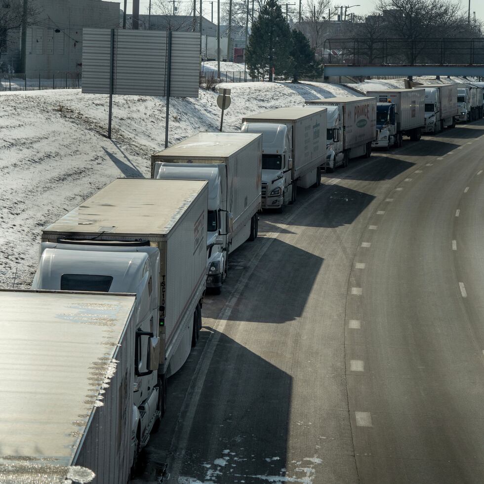 Una línea de camiones de carga se apoderó de la autopista I-75 en Detroit, justo antes de la entrada al puente Ambassador que conecta con Canadá.