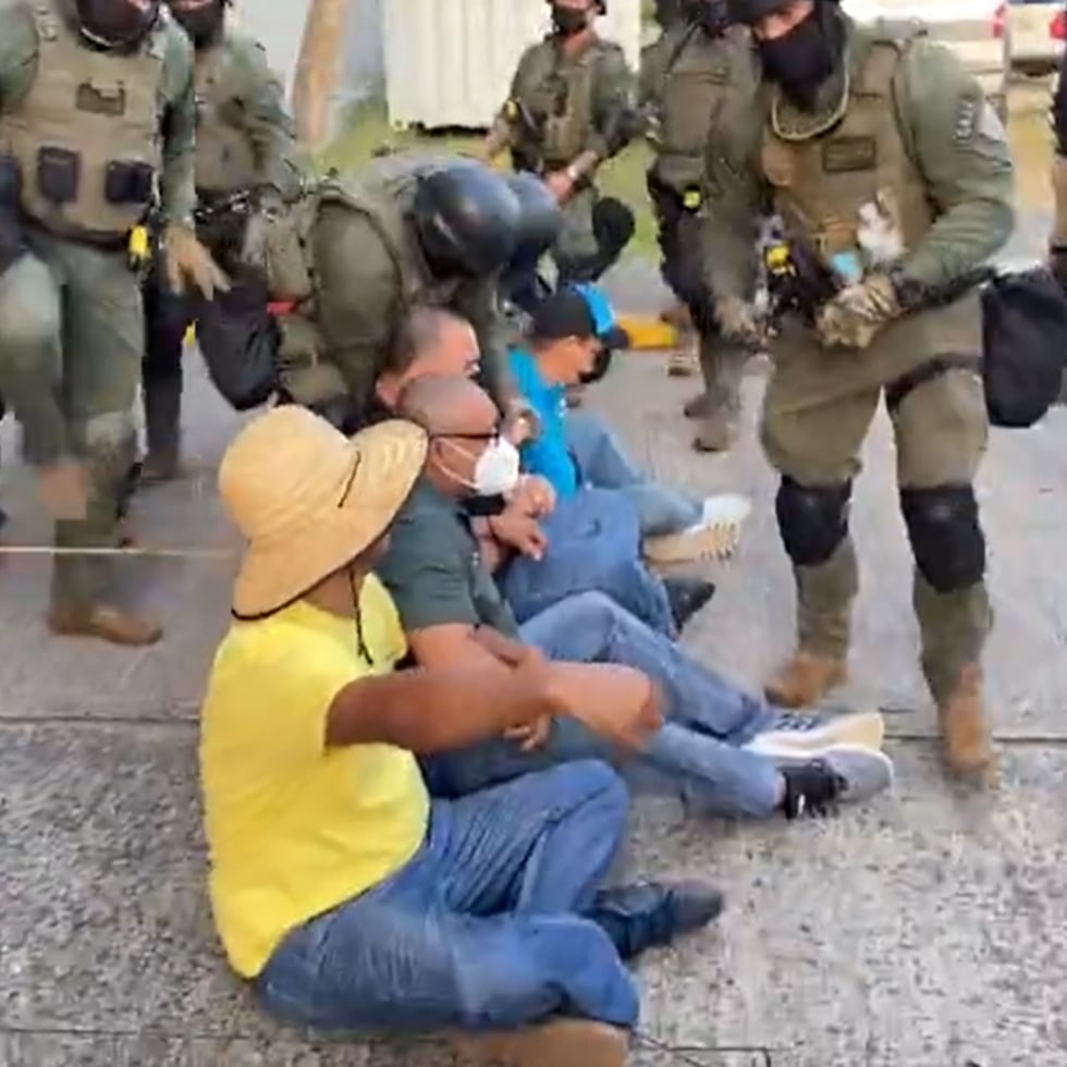 Arresto de los manifestantes que bloqueaban el acceso al Centro Gubernamental Minillas el 17 de febrero de 2022.