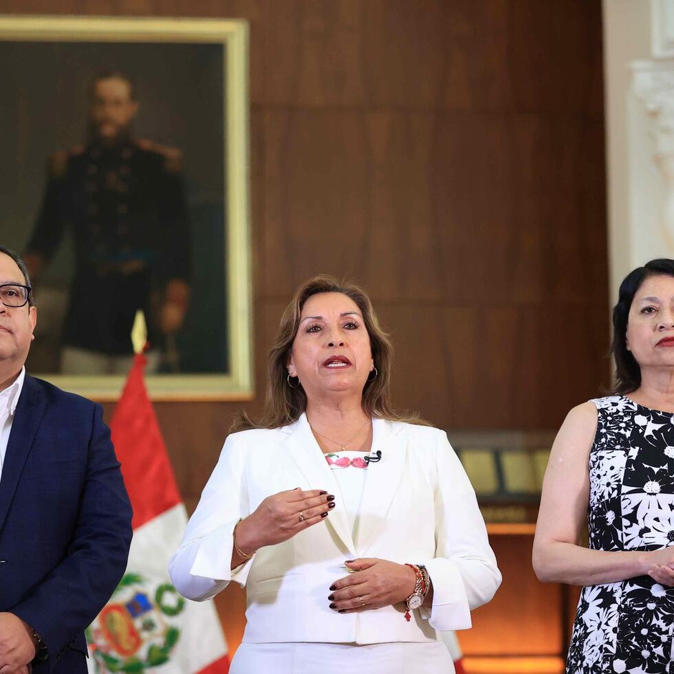 Fotografía cedida por la Presidencia del Perú, que muestra a la presidenta Dina Boluarte (c), durante una alocución a la nación, hoy, en Lima (Perú). Boluarte anunció este viernes que decidió retirar al embajador peruano en México en respuesta a las declaraciones de su presidente, Andrés Manuel López Obrador, a quien acusa de "injerencia en asuntos internos" del país andino y de haber "decidido apoyar el golpe de Estado" del exmandatario Pedro Castillo. EFE/ Presidencia Del Perú