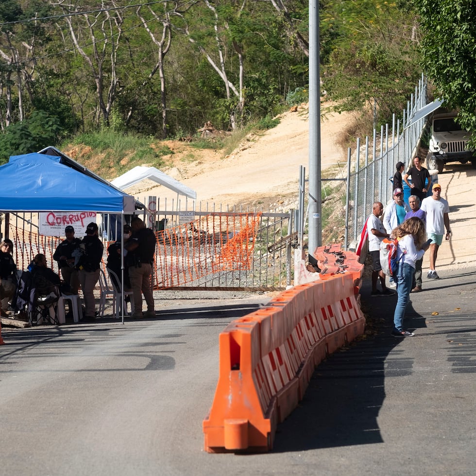 Protesta en terrenos sobre cueva Las Golondrinas.