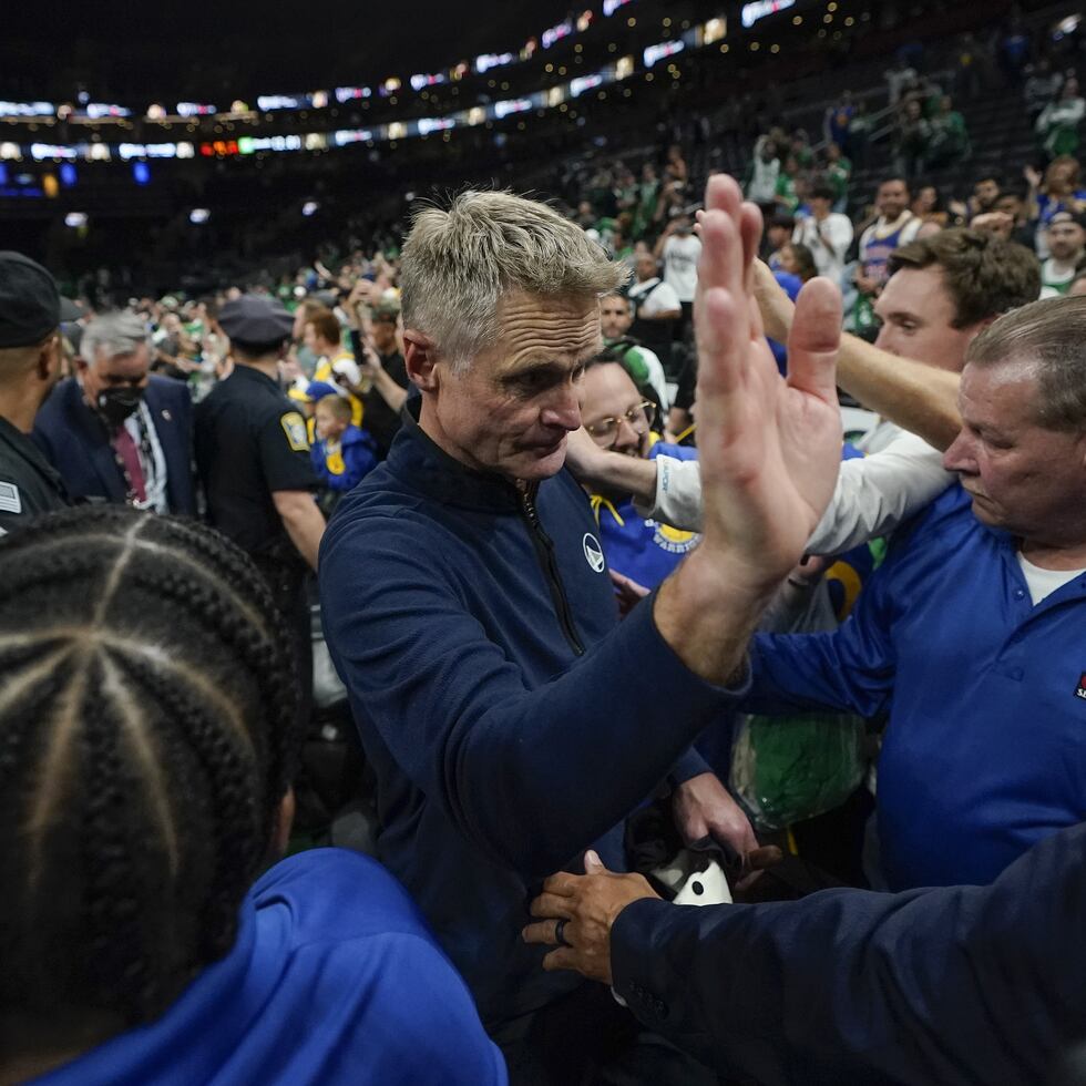 El dirigente de los Warriors Steve Kerr es felicitado por los aficionados de Boston tras ganar el campeonato de la NBA.