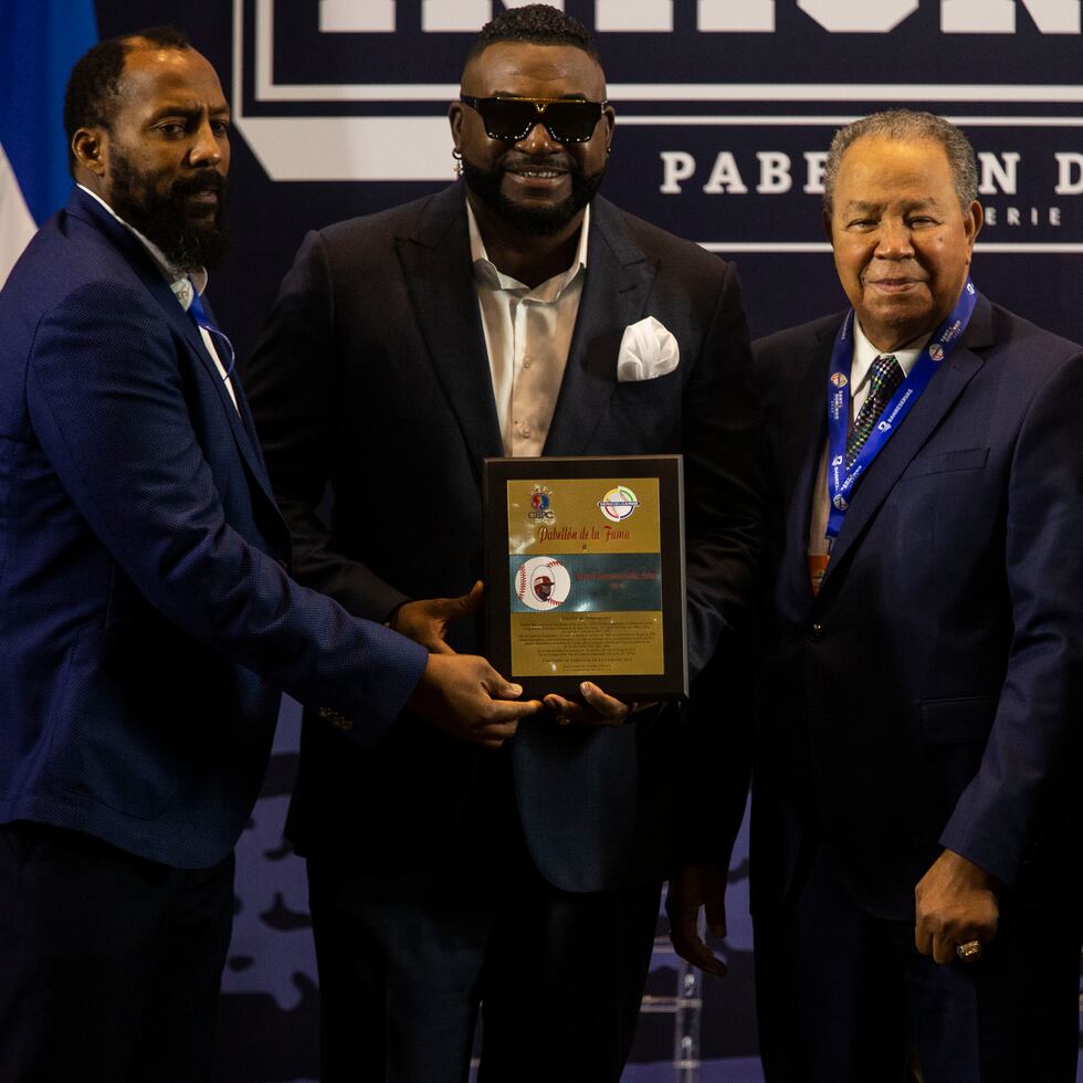 David Ortiz sostiene la placa como nuevo miembro del Pabellón de los Inmortales de la Serie del Caribe. A la izquierda, Vladimir Guerrero, mientras que Juan Marichal y Juan Francisco Puello, comisionado de la Confederación del Caribe, posan con él en la actividad.