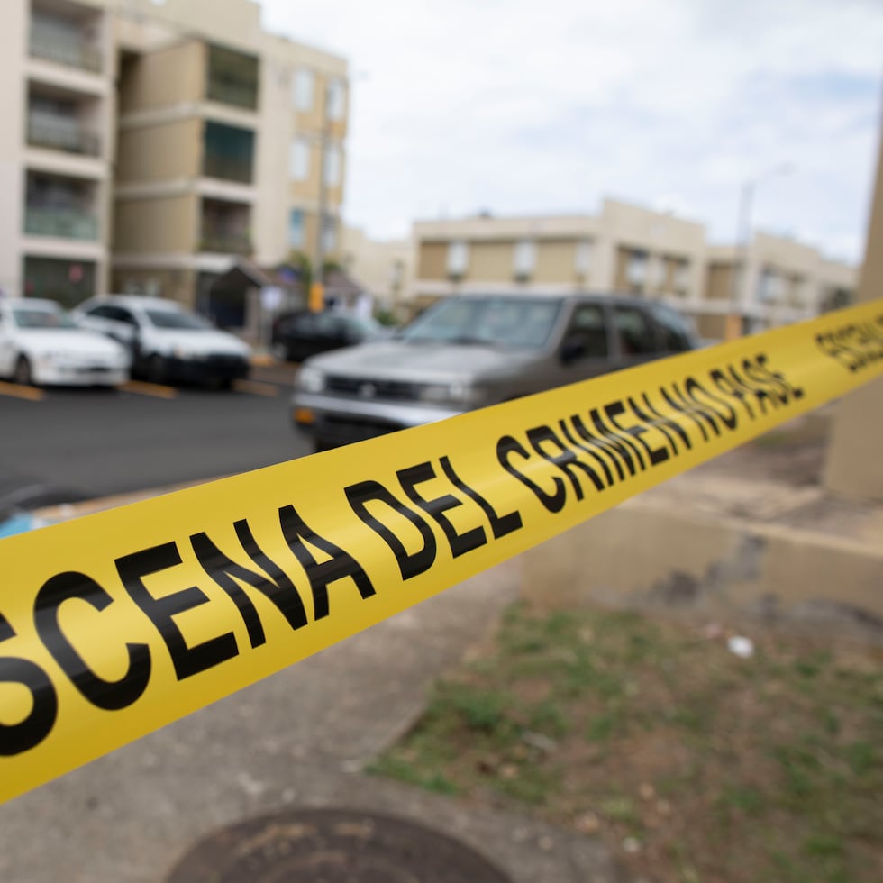 Cataño, Puerto Rico, Febrero 21 2023 — Un menor de cuatro años que resultó herido ayer, lunes, en medio de una agresión a disparos en la entrada del residencial Jardines de Cataño, en ese pueblo, murió esta madrugada en el hospital Centro Médico de Río Piedras, debido a la gravedad de sus heridas.
Ademas  Jesús Carrasquillo Alicea, de 23 años, y Johnny Jay Osorio García, de 24 años, quienes murieron en la escena del crimen ayer en la entrada del residencial. 
En la foto lo que fue la escena del crimen donde dos personas fallecieron y tres menores heridos uno de los menores falleció en la mañana.


FOTO POR:  
xavier.araujo@gfrmedia.com
Xavier Araujo / GFR Media


