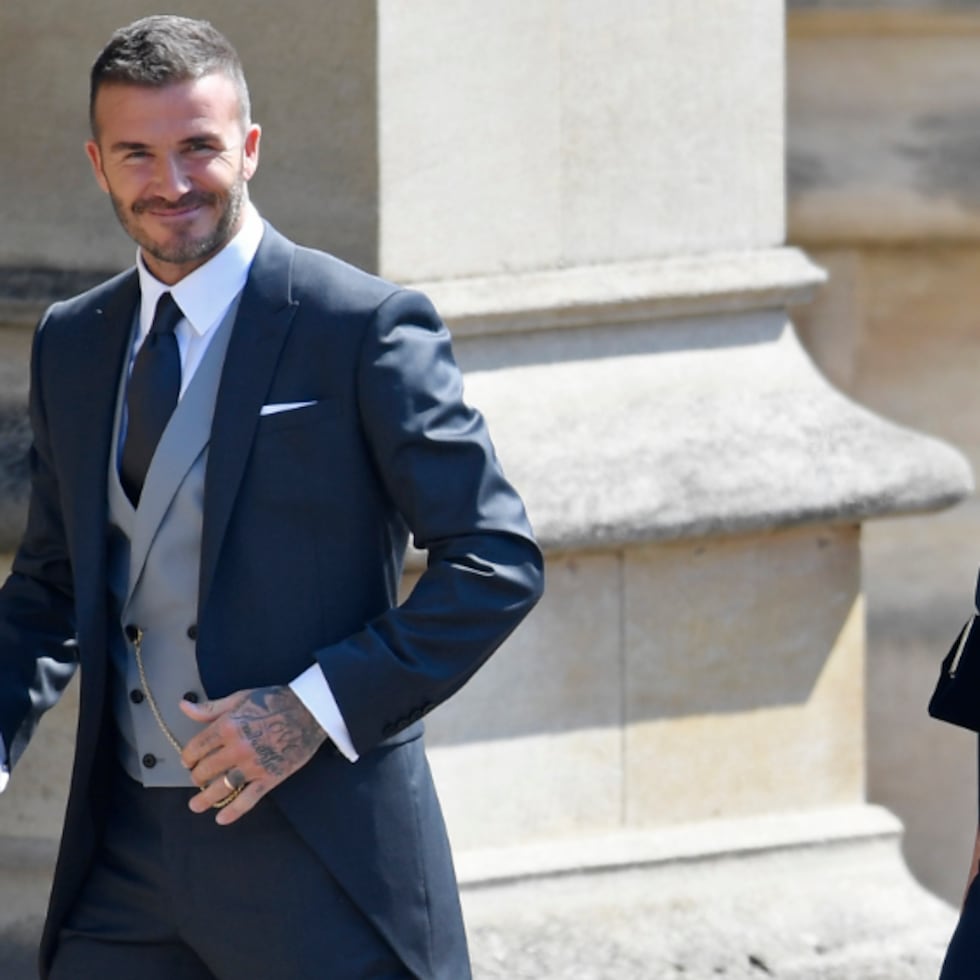 Victoria Beckham llevó un vestido azul marino diseñado por ella misma, mientras que su marido, David, vistió un traje gris de la casa Dior. (AP)