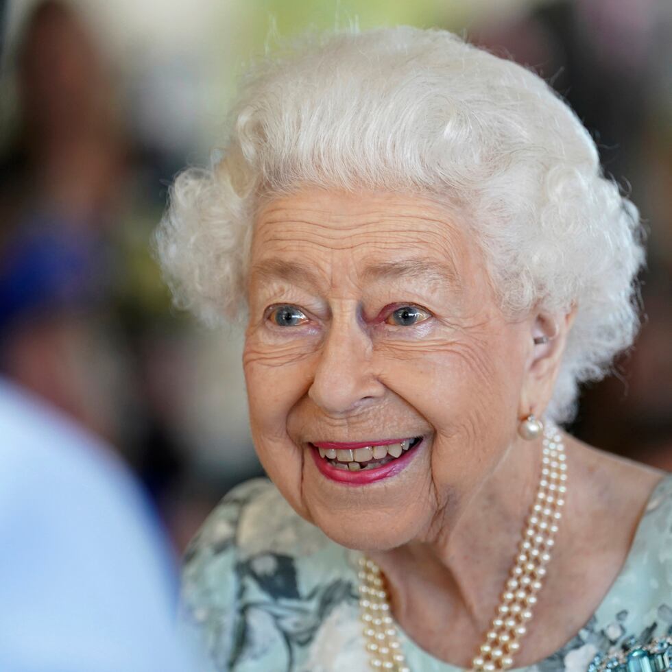 Foto de archivo de la reina Elizabeth II de Gran Bretaña durante una visita para inaugurar oficialmente el nuevo edificio en Thames Hospice, Maidenhead, Inglaterra, el pasado 15 de julio.