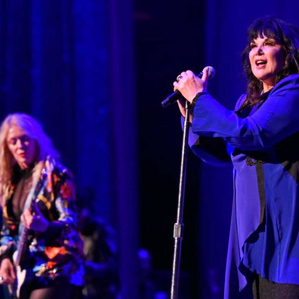 Las hermanas Ann y Nancy Wilson, líderes de la banda de rock Heart.