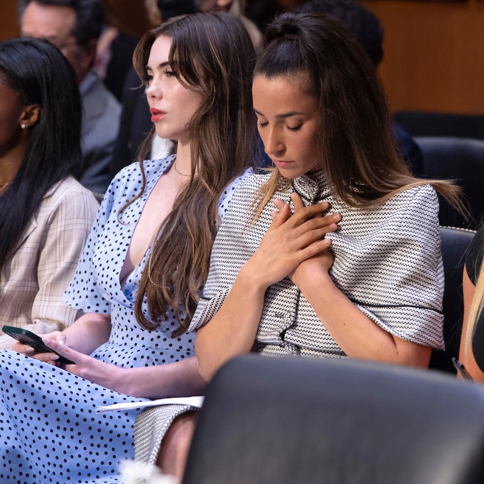 Las gimnastas Simone Biles, McKayla Maroney, Aly Raisman y Maggie Nichols (de izquierda a derecha) durante una audiencia en el Senado sobre un informe relacionado a la investigación del FBI por el manejo de una investigación al doctor Larry Nassar, el 15 de septiembre de 2021.