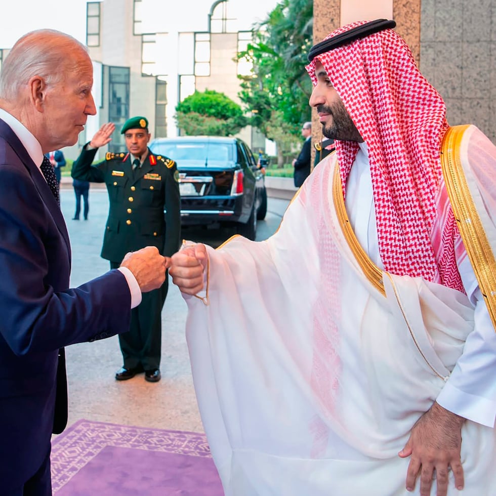 En esta imagen publicada por el Palacio Real saudí, el príncipe heredero saudí Mohammed bin Salman saluda al presidente estadounidense Joe Biden chocando los puños a su llegada en Yeda, Arabia Saudí, el 15 de julio de 2022.