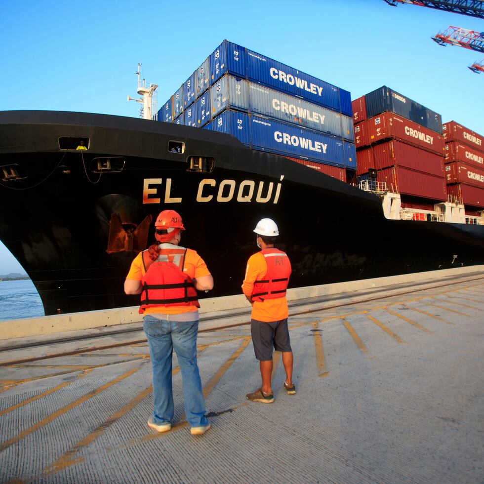 San Juan, Puerto Rico, Octubre 4 , 2021 - NEGOCIOS - FOTOS para ilustrar una historia sobre el proceso que toma recibir carga en Puerto Rico que llega por barco (mercancía que llega a la isla). EN LA FOTO una vista del barco El Coquí proveniente de Jacksonville, durante el proceso de atraco en el muelle de la compañía Crowley. El barco traía aproximadamente 800 contenedores ( contenedor , contenedores , carga ).
FOTO POR:  tonito.zayas@gfrmedia.com
Ramon "Tonito" Zayas / GFR Media