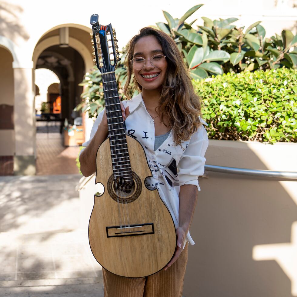 La cuatrista, Fabiola Muñoz actualmente cursa su segundo año de bachillerato en Jazz y Música Caribeña en el Conservatorio de Música de Puerto Rico.