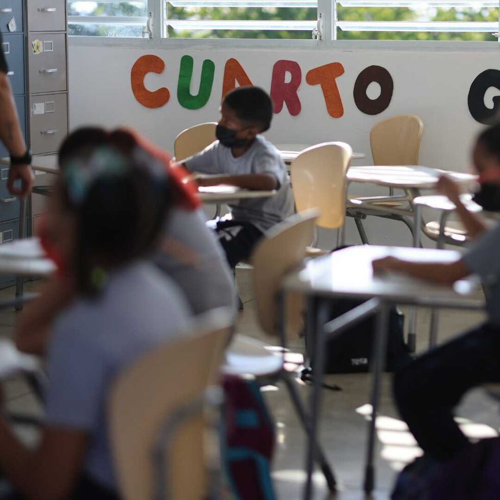 Foto de archivo muestra a estudiantes de la escuela Alejandro Tapia y Rivera de la comunidad de Villa Palmeras en San Juan en el inicio de clases.