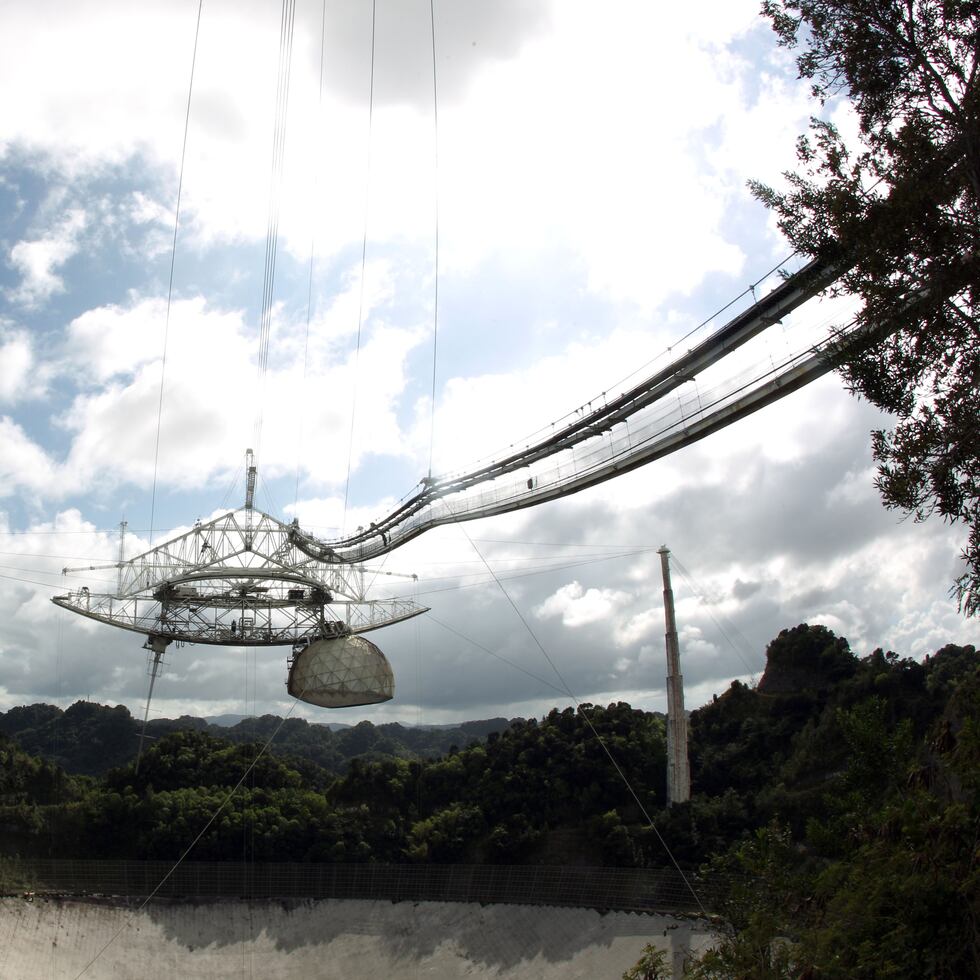 El antiguo radiotelescopio de Arecibo, que colapsó el 1 de diciembre de 2020.