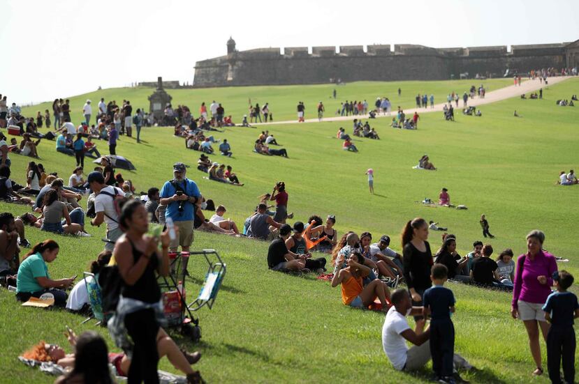 Cientos de personas hacen fila en El Morro, donde se congregaron cientos de personas que hicieron fila pacientemente para recibir gafas que les permitieran ver el eclipse de manera segura.