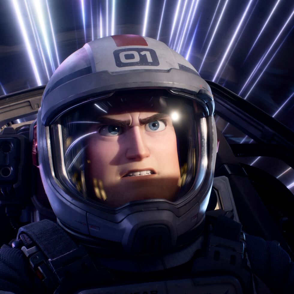 En esta imagen difundida por Disney/Pixar, el personaje de Buzz Lightyear en una escena de la cinta animada "Lightyear", que se estrena el viernes 17 de junio. (Disney/Pixar vía AP)