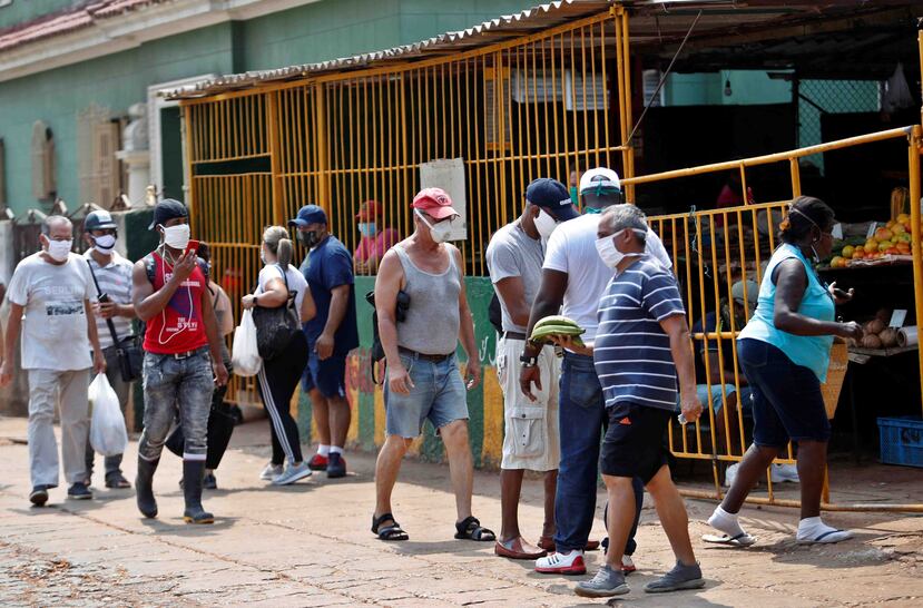 Personas esperan su turno para comprar en un agromercado en La Habana, Cuba. (EFE)
