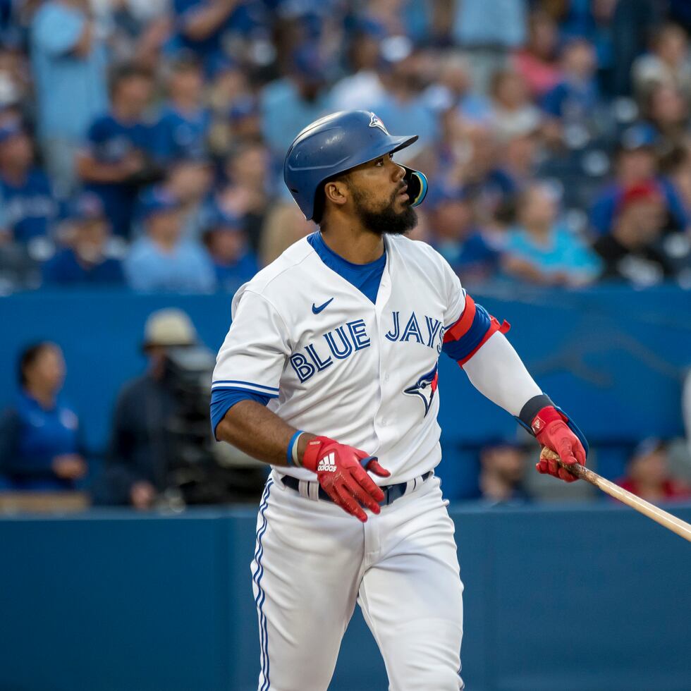 Teoscar Hernández (37), de los Blue Jays de Toronto, observa uno de sus jonrones durante la cuarta entrada del juego ante los Phillies de Filadelfia.