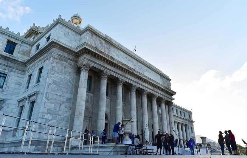 Desde las 12:01 de la madrugada de hoy lunes, Ricardo Rosselló juró como undécimo gobernador de Puerto Rico junto a todo su gabinete ante la jueza del Tribunal Supremo, Maite Oronoz.