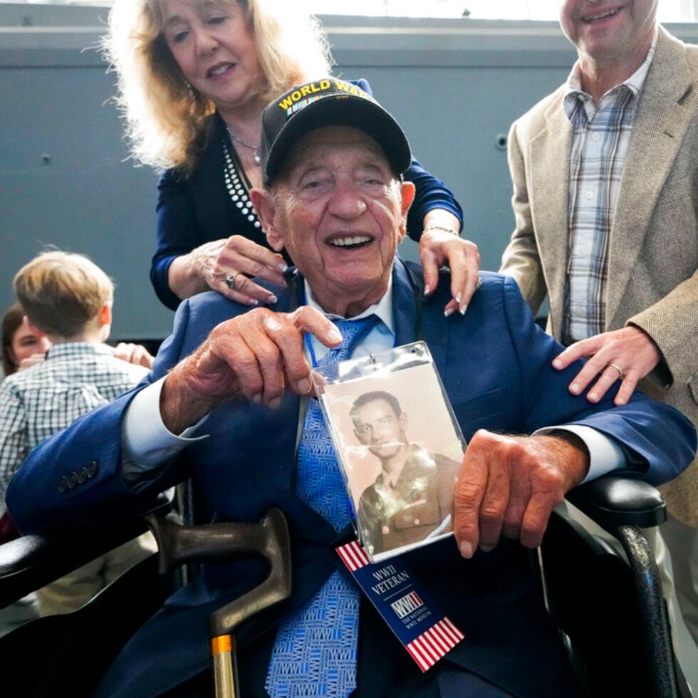 El veterano de la Segunda Guerra Mundial Joseph Eskenazi, quien a los 104 años y 11 meses de edad es el veterano vivo de mayor edad que sobrevivió al ataque a Pearl Harbor, sostiene una foto de sí mismo de su juventud, durante un evento que celebra su próximo 105 cumpleaños el miércoles 11 de enero de 2023 en el Museo Nacional a la Segunda Guerra Mundial en Nueva Orleans. (AP Foto/Gerald Herbert)