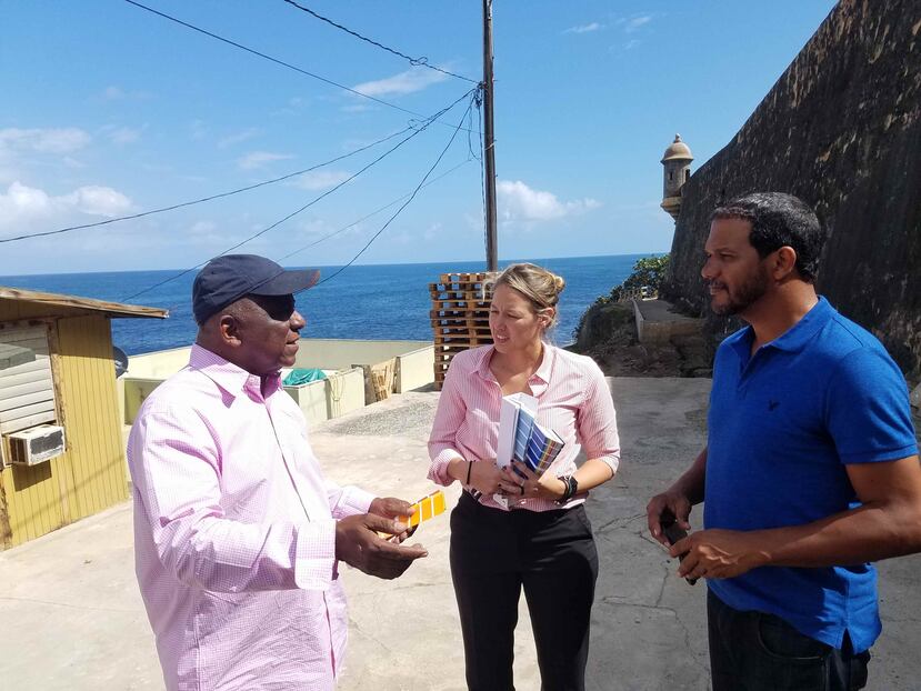 De izquierda a derecha: Pablo Marcano, pintor puertorriqueño y encargado de la parte estética del proyecto; Cristina Cardona, directora de Responsabilidad Social de Master Paint; Angel Marcano, líder comunitario de La Perla.(Suministrada)