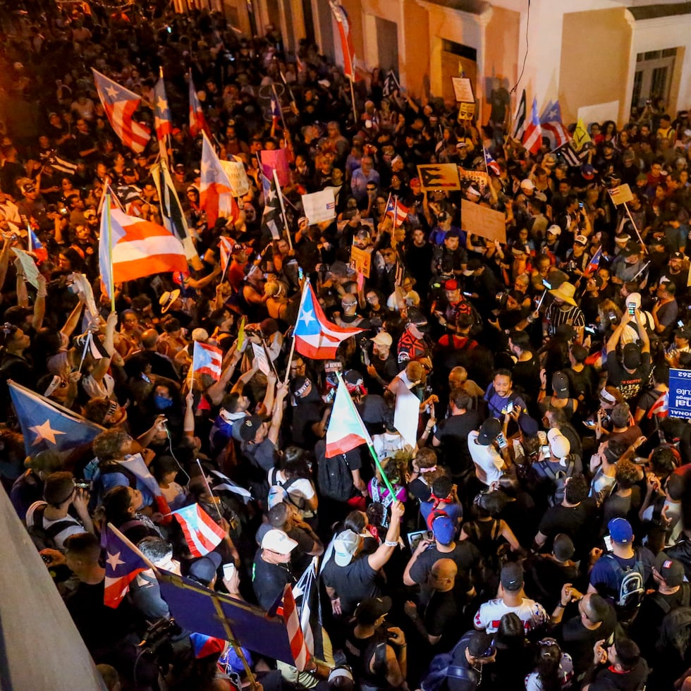 Manifestaciones entre la Calle Fortaleza y la Calle Del Cristo exigiéndole la renuncia a Ricardo Rosselló.