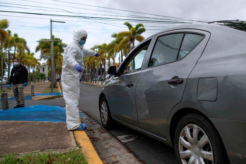 Una enfermera realizando pruebas de coronavirus en Río Piedras. (GFR Media)