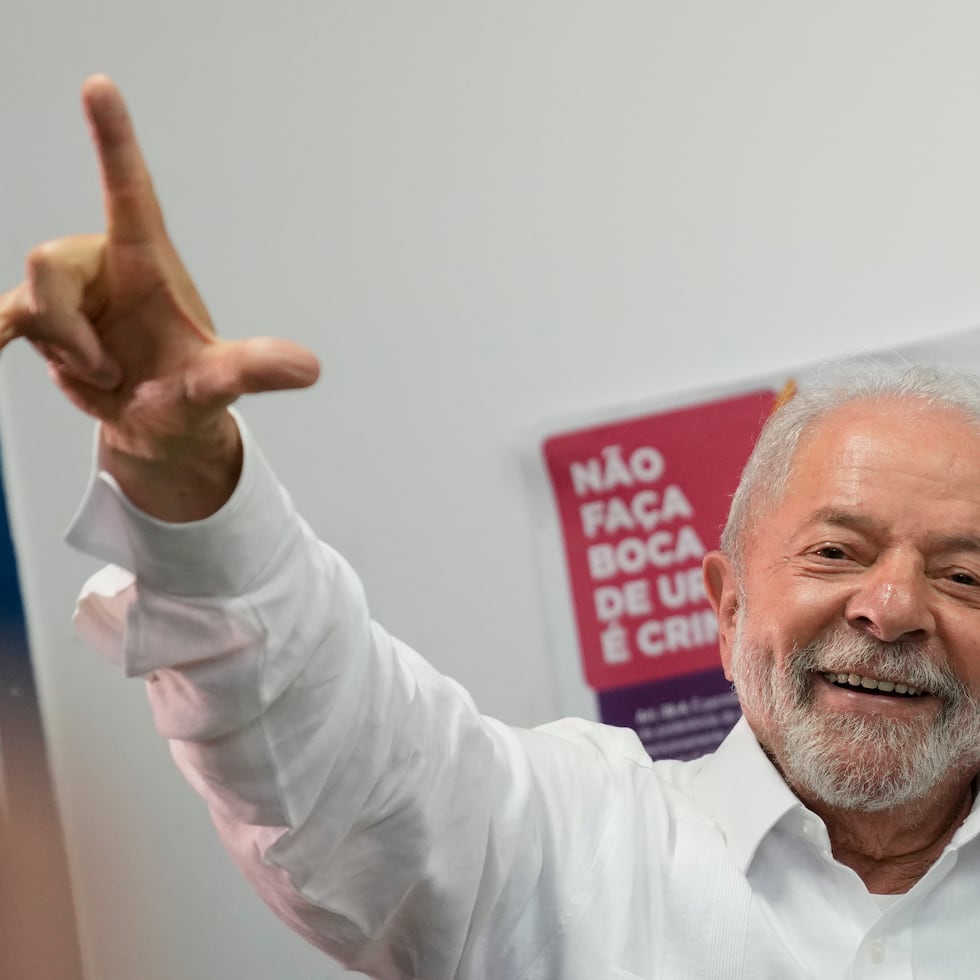 Luiz Inacio Lula da Silva sonríe tras emitir su voto este domingo.