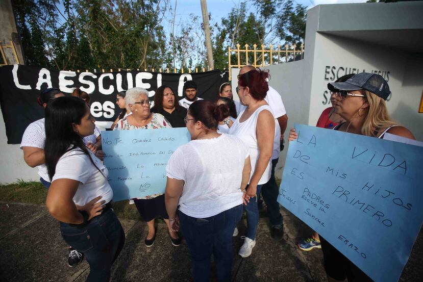 Familiares de estudiantes de la escuela intermedia Jesús Sánchez Erazo, de Bayamón, realizaron ayer una manifestación frente a los portones del plantel.