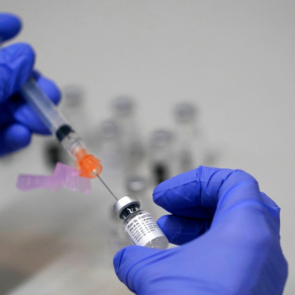 Una farmacéutica prepara una jeringa con una dosis de la vacuna contra el COVID-19 desarrollada por Pfierz/BioNTech.