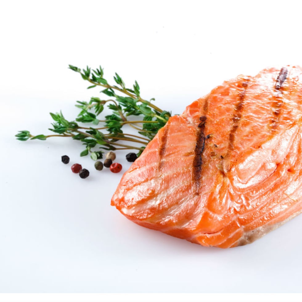 Según la investigación de Harvard, el salmón es un alimento rico en proteínas y en ácidos grasos (Omega-3), por lo cual es bueno para el corazón y el cerebro. Además, provee vitamina D. Aunque comer salmón diariamente puede resultar difícil para la mayoría de personas, procurar consumirlo una vez a la semana sería muy benéfico. Además de estas características, el nutricionista Rubén Orjuela afirma que contiene todos los aminoácidos esenciales para el organismo, al igual que buenas cantidades de magnesio, potasio, fósforo, sodio y yodo; este último, relacionado con el buen funcionamiento de la tiroides y, por extensión, de todo el metabolismo. (Shutterstock)