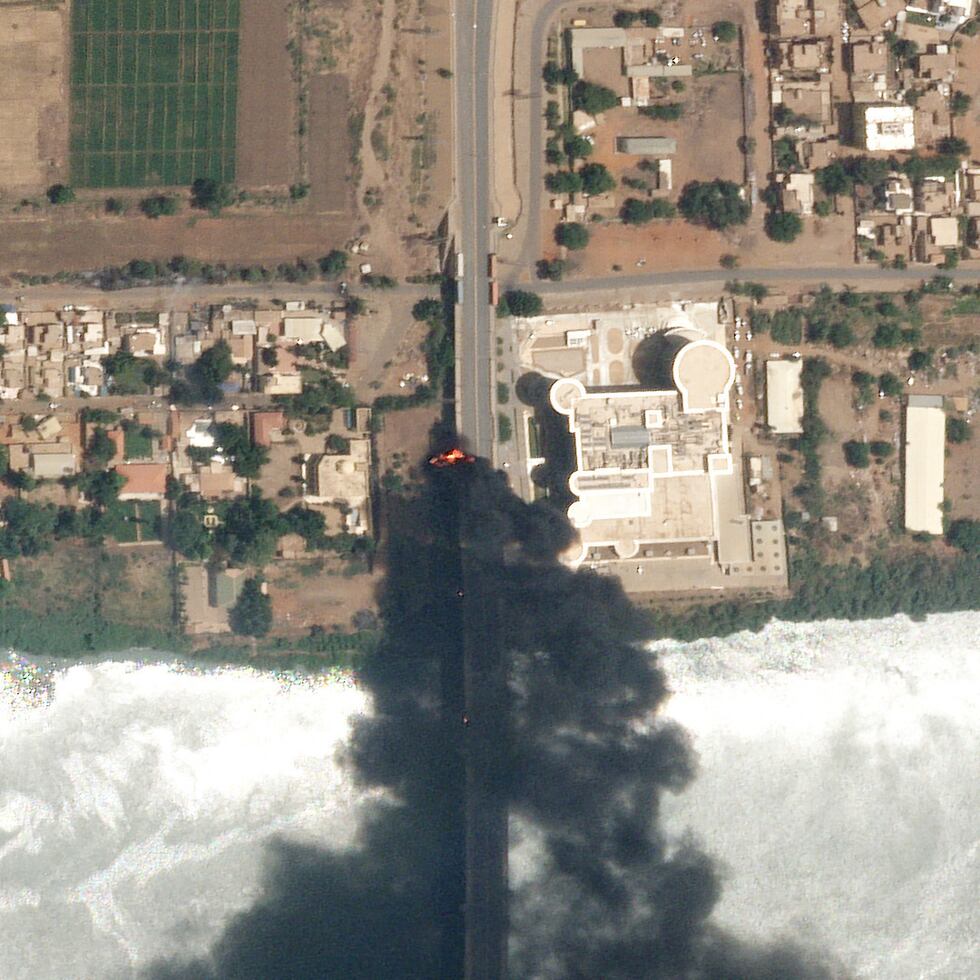 En esta imagen de satélite de Planet Labs PBC se ve un incendio cerca de un hospital en Jartum, Sudán.