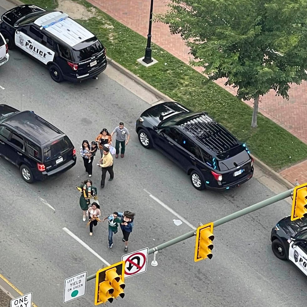 Las personas se dispersan de la escena del tiroteo cuando llegó la Policía.