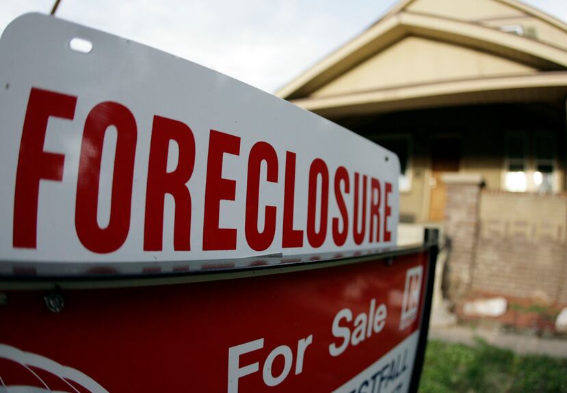 Foreclosure o ejecución hipotecaria es el proceso legal usado por bancos para confiscar y vender una propiedad hipotecada en riesgo a causa de pagos atrasados. (AP)
