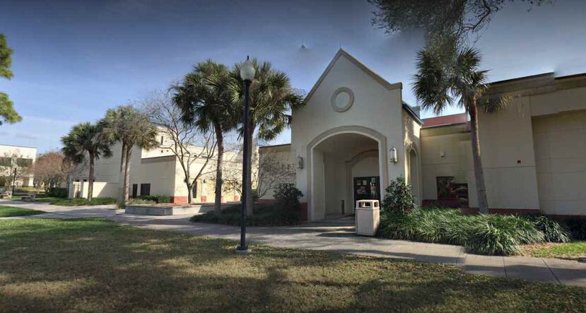 Fachada de uno de los edificios de St. Pertersburg College, en Florida. (Captura/Google)