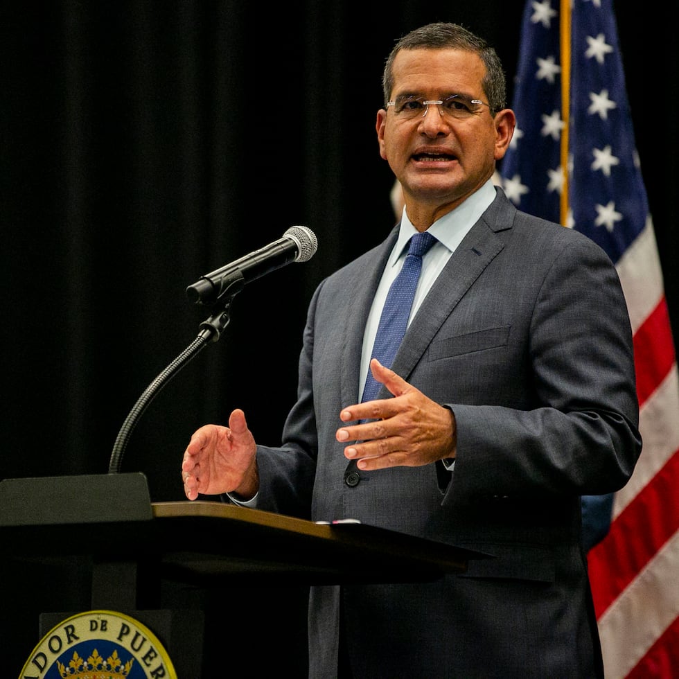 El gobernador Pedro Pierluisi durante el anuncio del aumento salarial para los maestros.