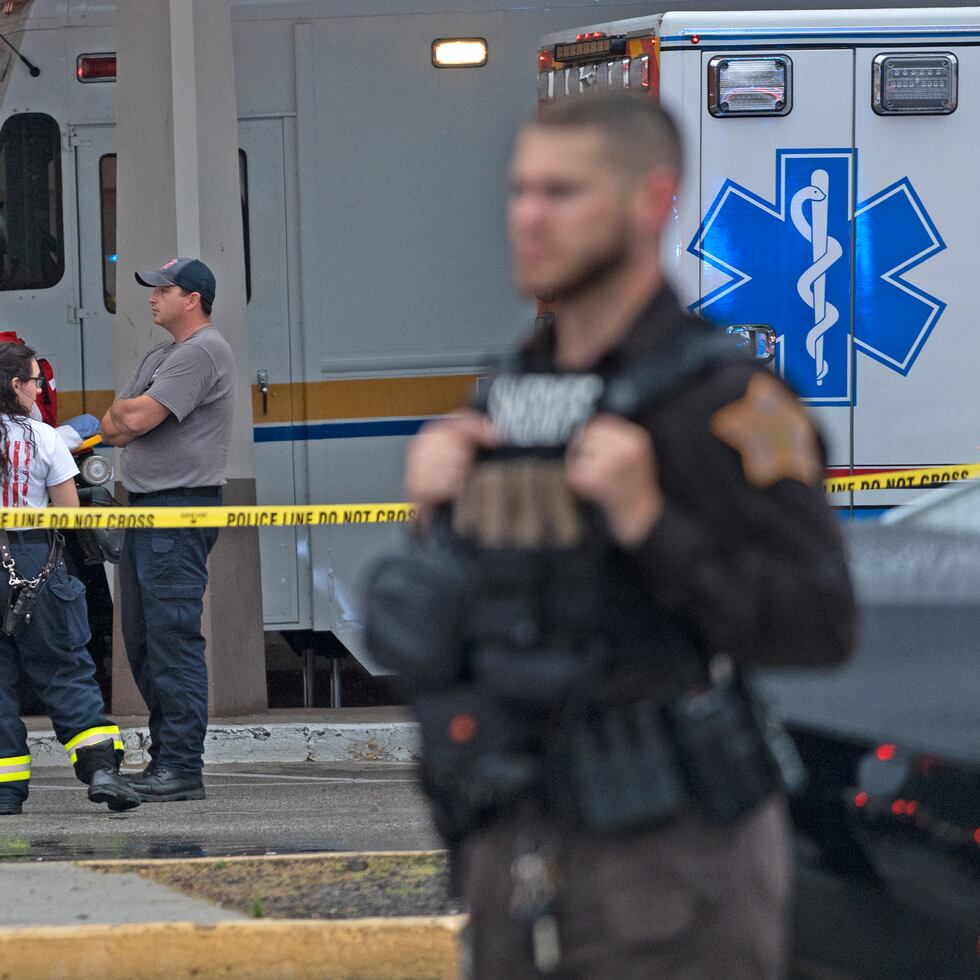 El personal de emergencia se reúne después de un tiroteo mortal en el Greenwood Park Mall, en Greenwood, Indiana.