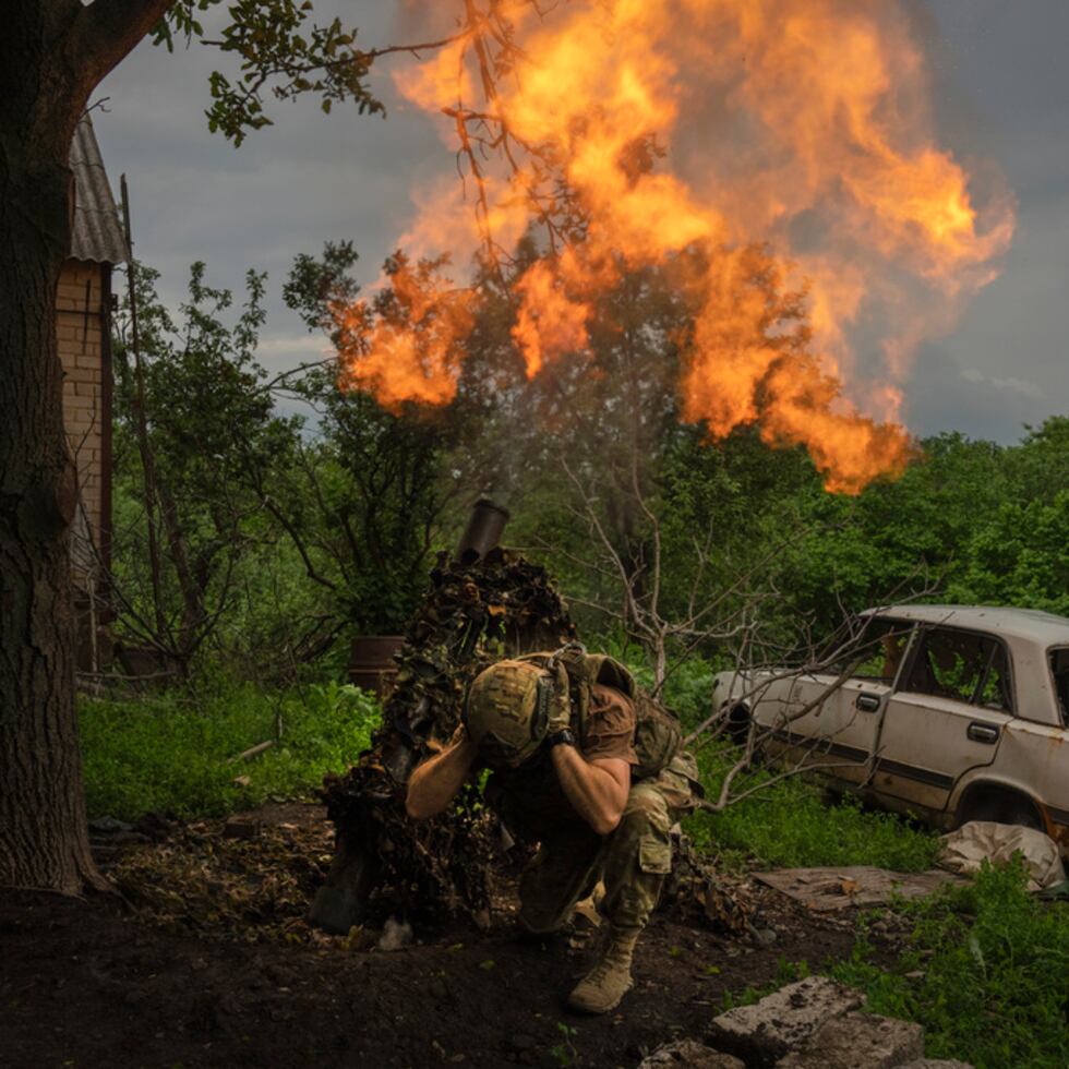 Un soldado ucraniano dispara un mortero contra posiciones rusas en la línea del frente cerca de Bajmut, región de Donetsk, Ucrania, el domingo 28 de mayo de 2023. (Foto AP/Efrem Lukatsky)