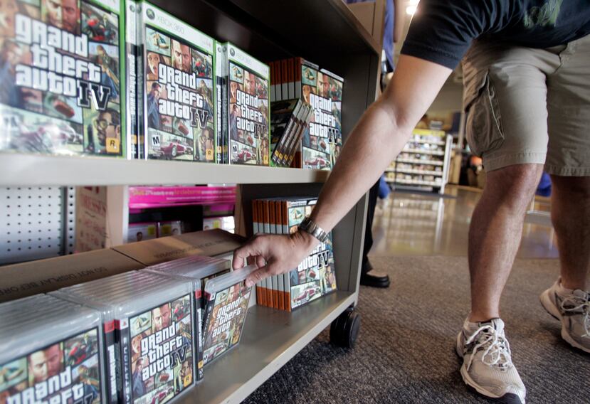 Un cliente de Best Buy compra una copia del juego "Grand Theft Auto IV" en una tienda en Mountain View, California, el 29 de abril de 2008.