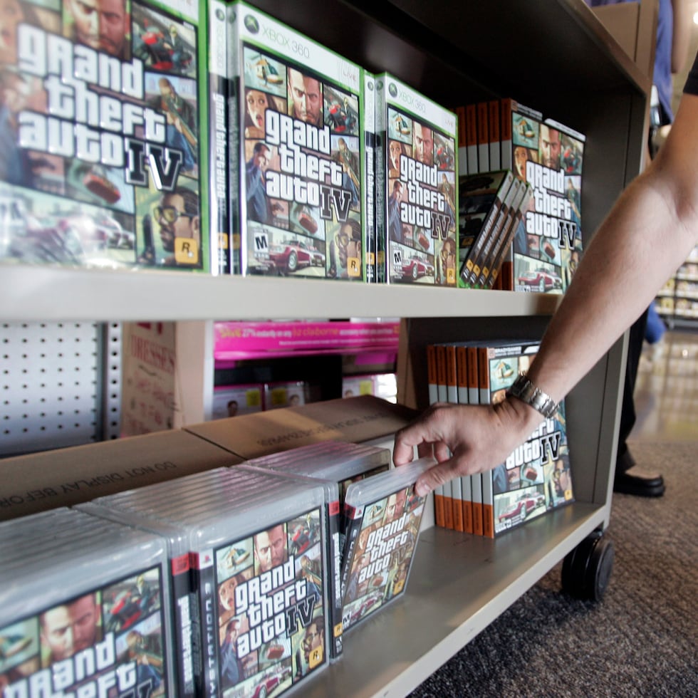 Un cliente de Best Buy compra una copia del juego "Grand Theft Auto IV" en una tienda en Mountain View, California, el 29 de abril de 2008.