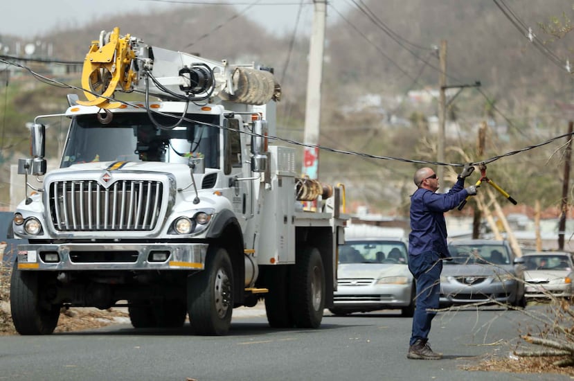 Empleados de la AEE trabajan en el tendido eléctrico tras el paso del huracán María.