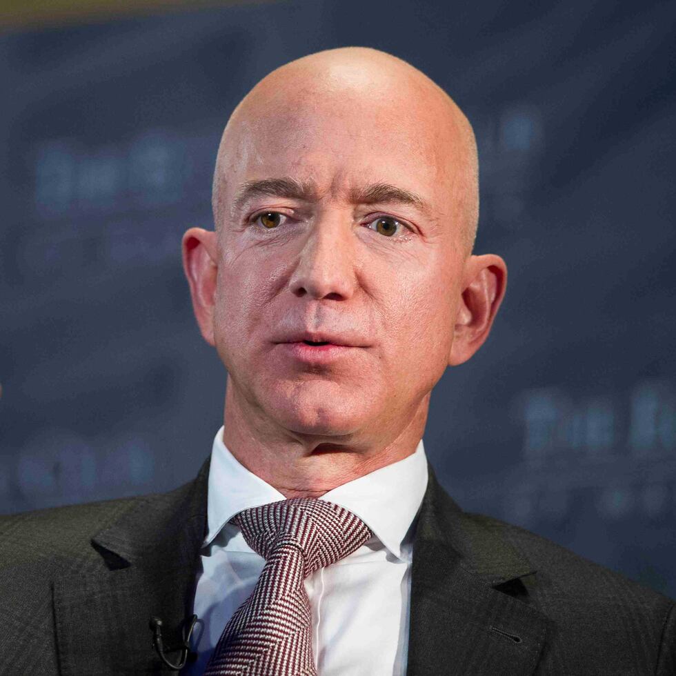 Jeff Bezos, el fundador de Amazon, se volvió a coronarse por cuarto año consecutivo, como el hombre más rico del mundo en el primer lugar, según el listado de la publicación especializada Forbes. Bezos amasó una fortuna de $177,000 millones.