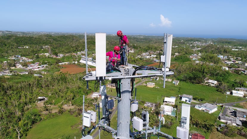 Personal de la empresa T-Mobile trabaja con las antenas y la instalación de un generador fijo en una torre ubicada cerca de un centro comercial de Caguas. (Suministrada)