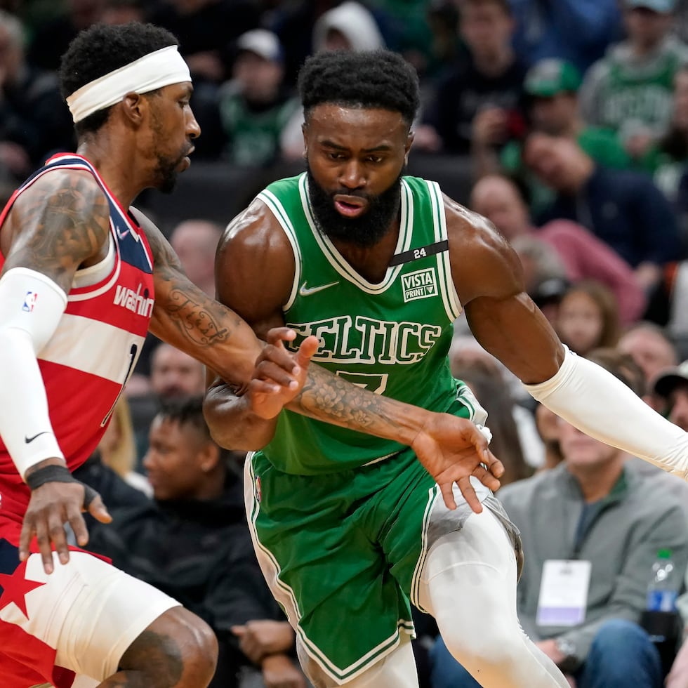 Jaylen Brown, de los Celtics, intenta irse en escapada mientras es gardeado por Kentavious Caldwell-Pope, de Washington.