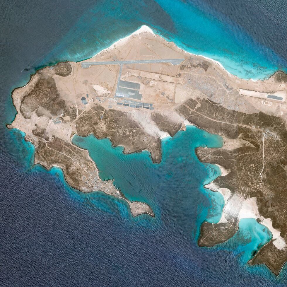 La foto satelital del 25 de mayo de 2021 distribuida por Planet Labs Inc. muestra una misteriosa base aérea en construcción en la isla volcánica yemení Mayun.